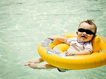 Floating Baby, summer, swim, float, baby, cute, pool, funny, relax HD wallpaper