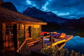 The boat cabin at Emerald lake, night, boat, dusk, serenity, tranquil, quiet, twilight, reflection, beautiful, lake, mountain, cabin, emerald, lights, canoes, nature, sky, lovely, calmness, evening HD wallpaper