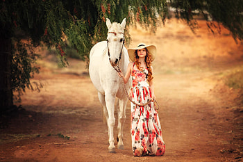 Pretty Redhead and her Horse, horse, redhead, model, hat HD wallpaper