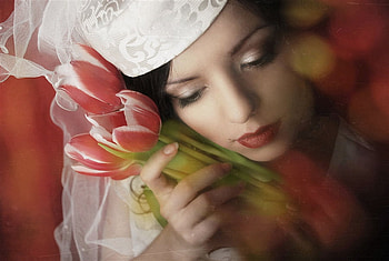 Dreamer girl and tulips, dreamer girl, dreamer, tenderness, graphy, tulips, beauty, touch, lady, lips, beautiful girl, white, dreams, girl, beautiful, sadness, emotions, missing, lovely face, love, dreaming, flowers HD wallpaper