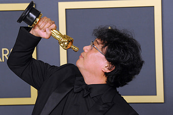 Bong Joon-ho, Celebrated Oscar win, Las Koreatown, Joyful festivities HD wallpaper