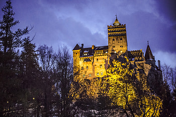 Bran Castle, Lit up, Night HD wallpaper