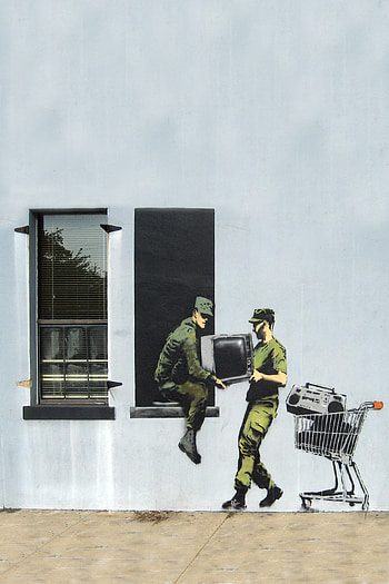 Looting Soldiers, Banksy HD phone wallpaper