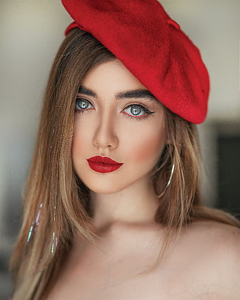 Close-up portrait of a woman with red lips and beret, looking elegantly poised. HD phone wallpaper