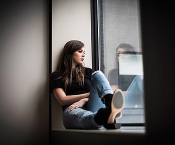 Sit at window, Hailee Steinfeld, celebrity HD wallpaper