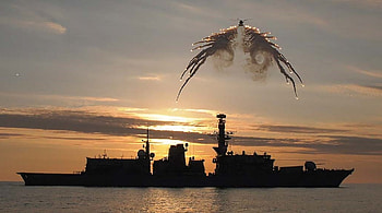 CSG21 HMS RICHMOND AT SUNSET, FLARES, SUNSET, ASW HELICOPTER, SILHOUETTED HD wallpaper