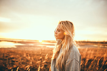 Blonde Girl In A Sunlit Field, blonde, girls, model HD wallpaper
