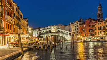 Italy night illumination, Famous Rialto Bridge, Grand Canal, Restaurant panorama HD wallpaper
