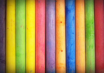Colorful vertical arrangement of chalks showcasing a vivid rainbow spectrum. HD wallpaper