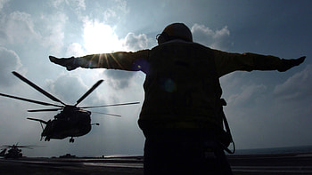 ... navy 4 US serviceman signals helicopter at the Gulf south of Iraq ... HD wallpaper