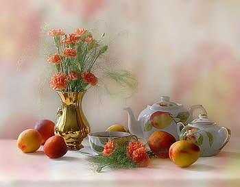 still life, bouquet, peach, gentle, graphy, tea, nice, flower, fruit, , elegantly, vase, beautiful, cup, jug, decoration, cool, nature, flowers, drink HD wallpaper