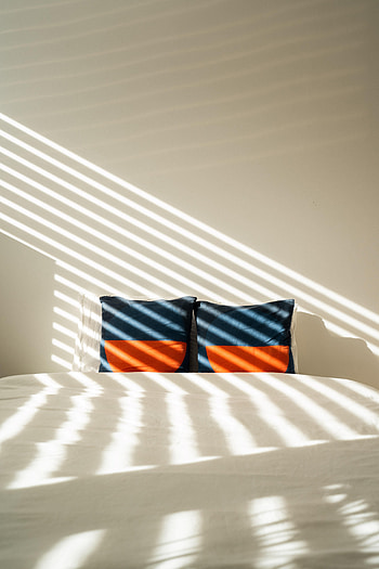 Miscellanea, Miscellaneous, Shadows, Bed, Cushions, Pillows HD phone wallpaper