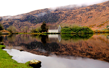 LAKE REFLECTION, fog, reflection, house, trees, lake, mountain HD wallpaper