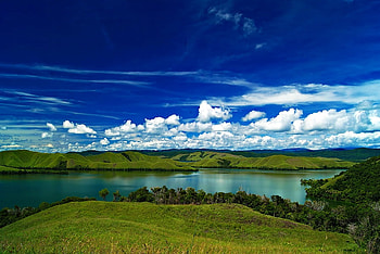 Beautiful Lake, blue, green, sky, beautiful, grass, amazing, lake HD wallpaper