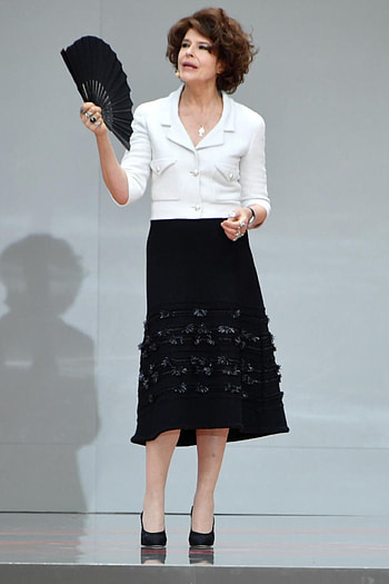 Fanny Ardant, Karl Lagerfeld memorial, Grand Palais, Paris HD phone wallpaper