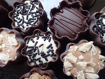 Food, Chocolates, Praline, Chocolate Candies, Caramel Nougat, Caramel Nouga Toe HD wallpaper