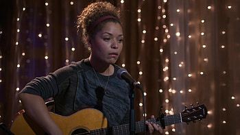 Antonia Thomas, TV Shows, Yamaha guitar, Dr. Claire Browne HD wallpaper
