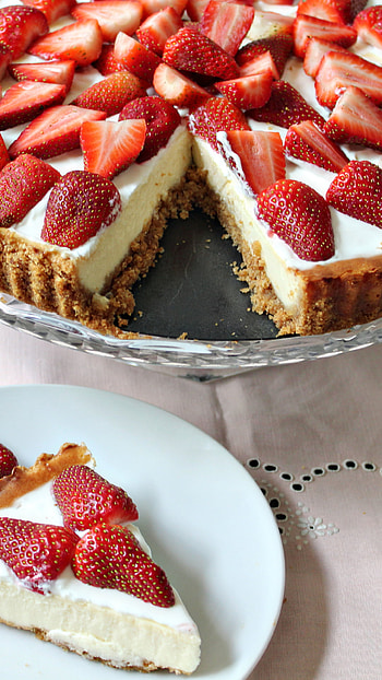 Strawberry cheesecake , Vibrant colors, Delicious indulgence, Tempting treat HD phone wallpaper