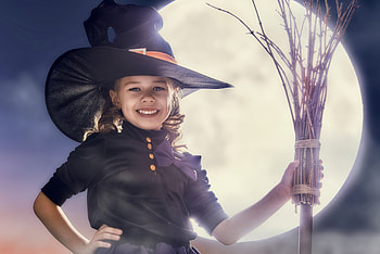 Little witch, girl, copil, witch, halloween, moon, costume, luna, child, hat HD wallpaper
