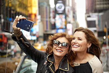 Susan & Geena Take a Selfie, NY, Geena Davis, selfie, Friends, actresses, , Susan Sarandon, happy, smiles, Susan HD wallpaper