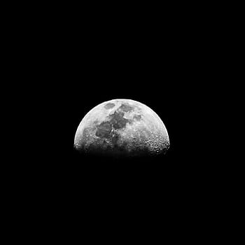 Stunning black and white of the half moon against a dark night sky. HD phone wallpaper