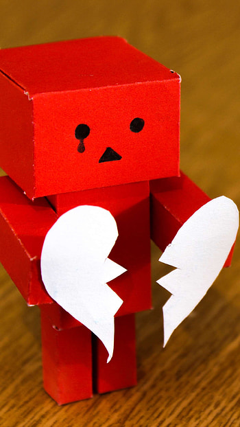 Broken Heart, robot carrying heart piece, robot carrying, heart piece HD phone wallpaper