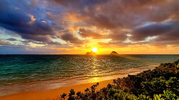 Sunrise in Lanikai Beach, Hawaii overlooking the Twin Islands, sea, clouds, colors, sky, sun, water HD wallpaper
