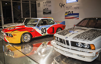 BMW Art Cars on display by Frank Stella (1976 - BMW 3.0 CSL), Robert Rauschenberg (1986 BMW 635 CSi), car, BMW HD wallpaper