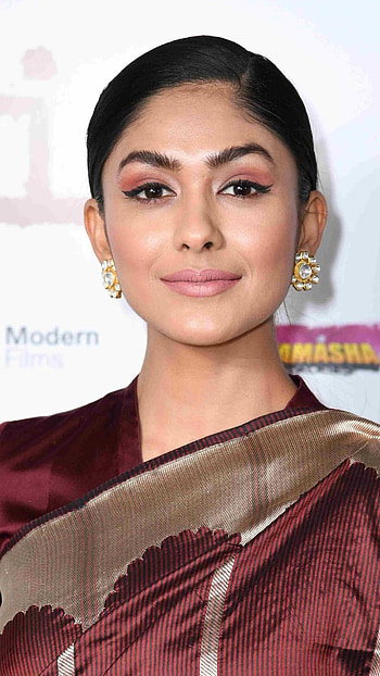 Mrunal Thakur, Beautiful HD phone wallpaper