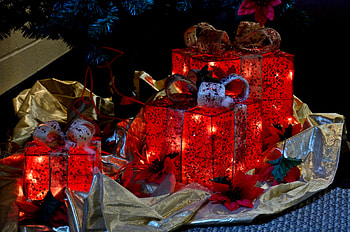 Bright Red Presents, christmas presents, christmas colors, red presents HD wallpaper