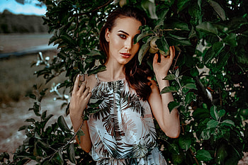 Woman model, tree, outdoor HD wallpaper