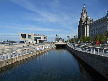 Peir Head Liverpool UK, cafe, blue skye, Liver bouildings, bridge, Canal HD wallpaper
