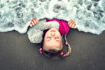 Dreaming of the ocean, blue, sea, situation, john wilhelm, girl, copil, little, summer, pink, creative, child, wave HD wallpaper