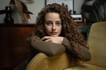 Curly Hair Girl Beautiful Looking At Viewer, girls, model HD wallpaper