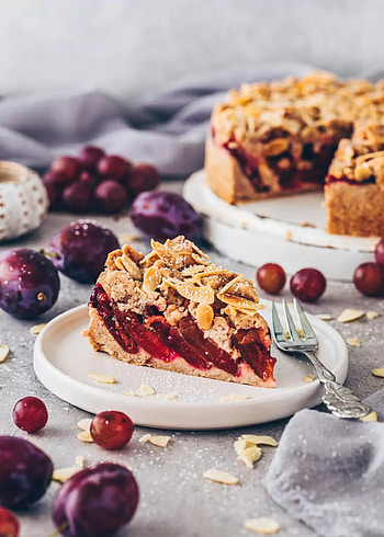 Plum crumble cake, German streusel pie HD phone wallpaper