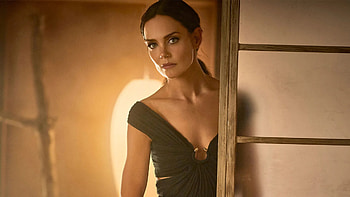 Katie Holmes Girl Model Is Wearing Green Dress Standing In Light Wall Background Girls HD wallpaper