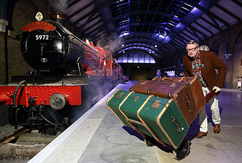 Platform 9 3/4 movies, Harry Potter trivia, Behind-the-scenes facts, Movie production HD wallpaper