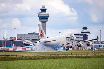 Amsterdam-Schiphol Airport, Stowaway survival, Flight, Plane wheel section HD wallpaper
