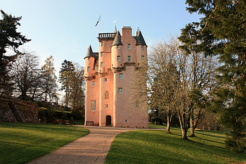 Craigievar Castle, Aberdeenshire UK, medieval, trees, uk, castle HD wallpaper