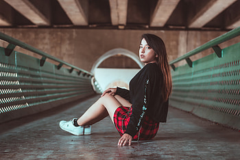 Girl Skirt Outfit Sitting Looking Back , girls, model, deviantart HD wallpaper