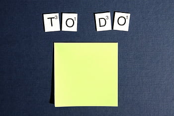 A blank sticky note displayed under scrabble tiles spelling 'To Do' on a blue background. HD wallpaper