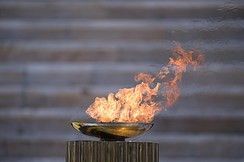 Torch relay history, Torch bearers, Olympic tradition, Memorable moments HD wallpaper