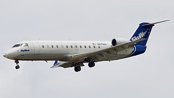 SkyWest Airlines, Mitsubishi CRJ 200, Impressive aircraft, Airliner graphy HD wallpaper