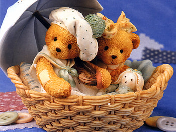 Cute teddy bear couple, umbrella, basket, bear, teddy, couple, cute HD wallpaper