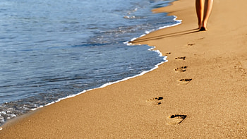 Footprints in the sand, Background HD wallpaper