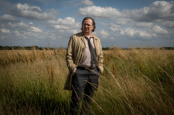 Slow Horses — Jackson Lamb in the Tall Grass, TV Show, Slow Horses, Gary Oldman HD wallpaper