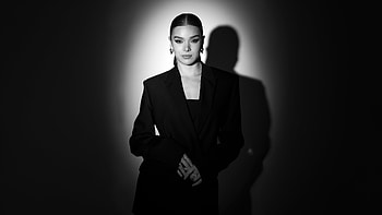 Hailee Steinfeld At Hca Astra Film Awards January 6 2024, hailee-steinfeld, girls, celebrities, music, monochrome, black-and-white HD wallpaper