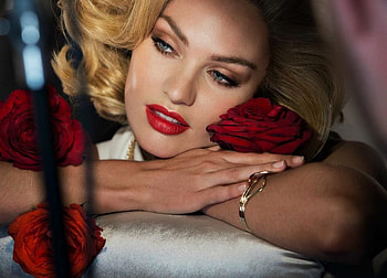 Candice Swanepoel, model, blonde, girl, beauty, hand, woman, rose, flower, red, trandafir HD wallpaper