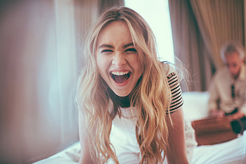 Sabrina Carpenter Cute Smiling 2020 , sabrina-carpenter, music, celebrities, girls, hoot HD wallpaper