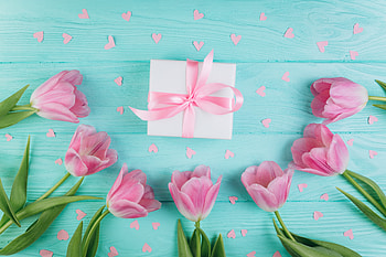 Gift box, fresh tulips, flowers HD wallpaper